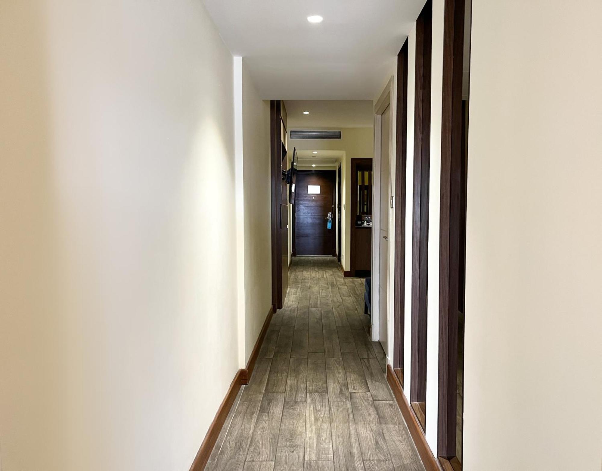 Sofitel Al Khobar The Corniche Hotel Ngoại thất bức ảnh A corridor in a hotel