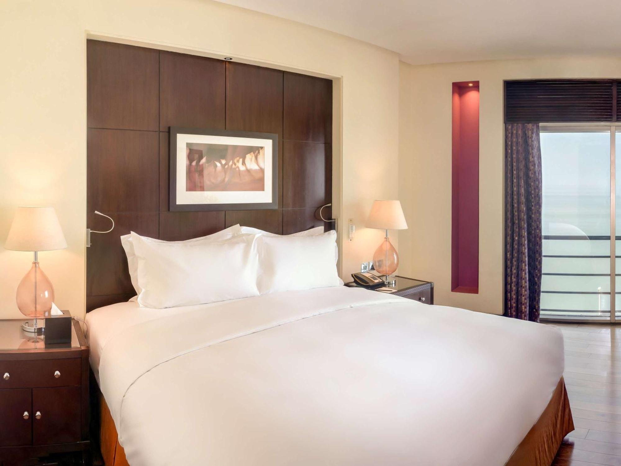 Sofitel Al Khobar The Corniche Hotel Ngoại thất bức ảnh A bedroom at the hotel