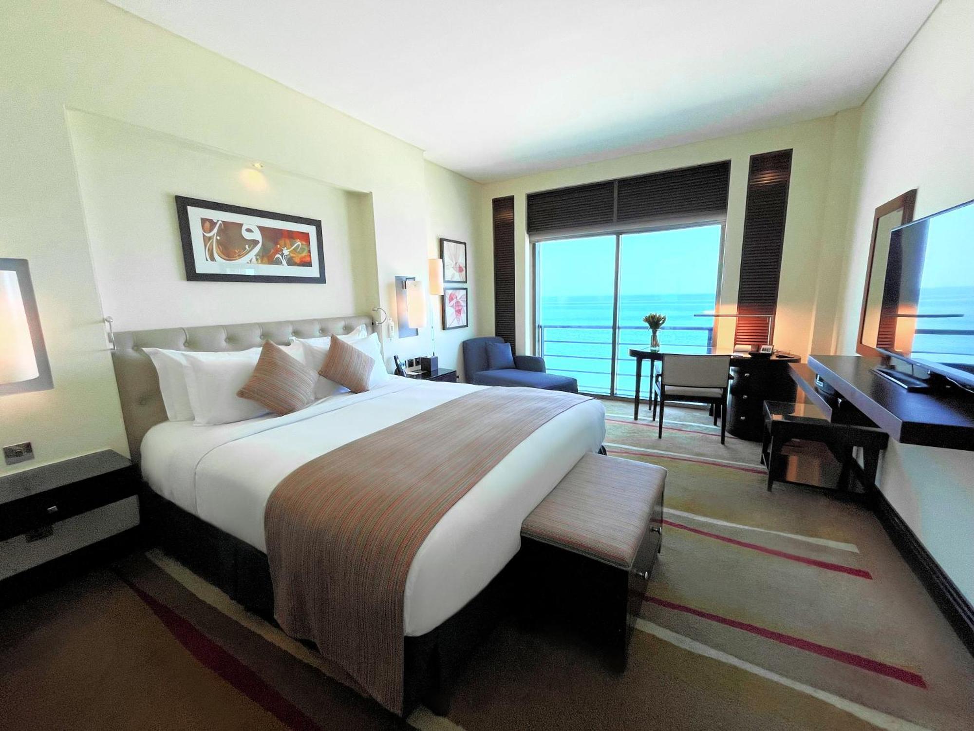 Sofitel Al Khobar The Corniche Hotel Ngoại thất bức ảnh A guest room at the hotel