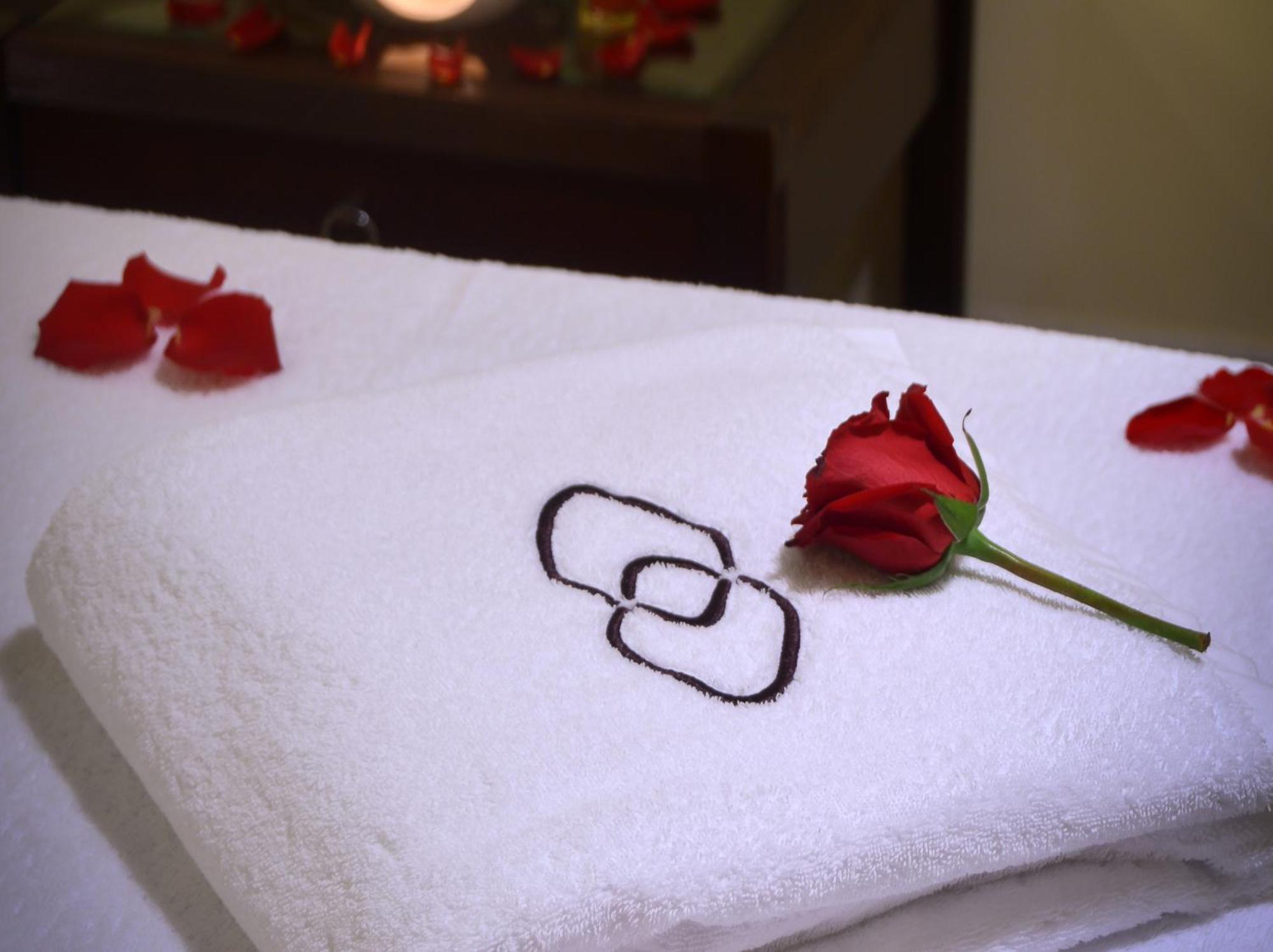 Sofitel Al Khobar The Corniche Hotel Ngoại thất bức ảnh A towel with the spa's logo
